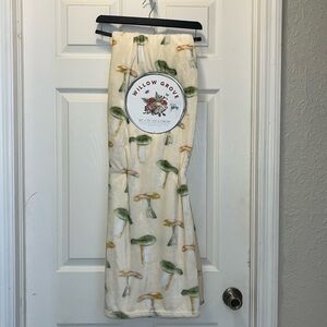 Light yellow mushroom throw